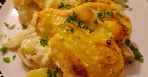 Καπνιστό Χοιρινό με πατάτες και τυρί…μια πολύ δημοφιλής συνταγή γιατί είναι πολύ εύκολη